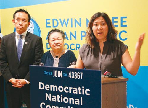 中国侨网美国民主党全国委员会(DNC)华裔委员在旧金山华埠号召亚裔多投票。(美国《世界日报》/李晗 摄)
