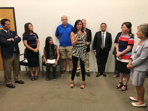 美国伊利诺伊州福利厅首位华裔厅长访华社