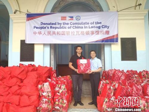 中国侨网8月27日,在吕宋岛北部的北伊罗戈省政府大楼,中国驻拉瓦格领事馆馆长领事周游斌(右),向马修?马科斯?蒙诺托克省长(左)捐赠了一批台风“白鹿”(Ineng)风灾地区紧急救灾物资。驻拉瓦格领事馆供图
