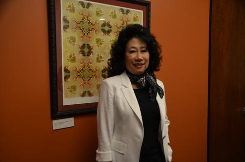 中国侨网何美湄鼓励民众参与人口普查。(美国《世界日报》/王全秀子 摄)