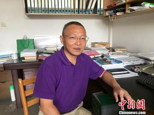 中国侨网中科院亚热带农业生态研究所所长吴金水在位于湖南长沙的办公室。　刘着之　摄