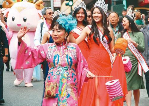 中国侨网古装打扮的游行人士参与街会活动。(美国《世界日报》／李晗 摄)