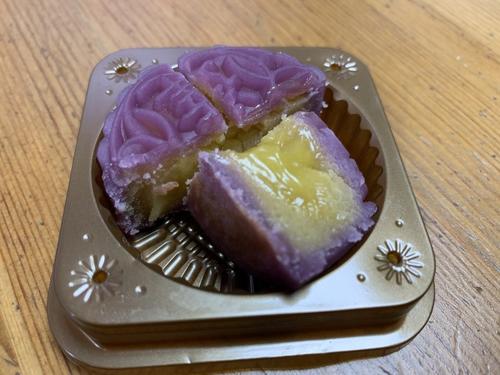 中国侨网营养师提醒,月饼高油高糖热量惊人,最好浅尝即止。 (美国《世界日报》/赖蕙榆 摄)