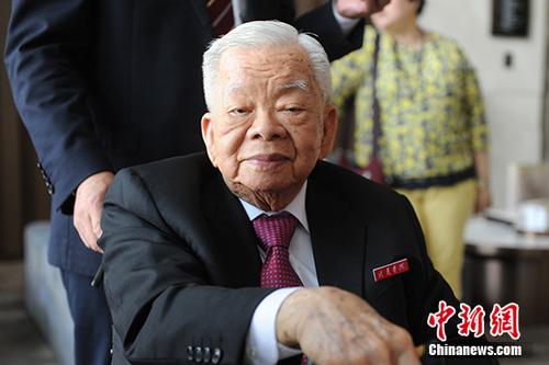中国侨网9月9日,印尼中华总商会创会主席、永久荣誉主席、印尼友光集团名誉董事长陈大江参访龙岩学院。陈大江祖籍福建龙岩漳平市,出生于1925年,近年来他常带着亲属回归故里寻根。 中新社记者 张金川 摄