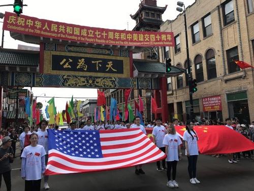 中国侨网由留学生组成的旗队(美国《世界日报》/黄惠玲 摄)