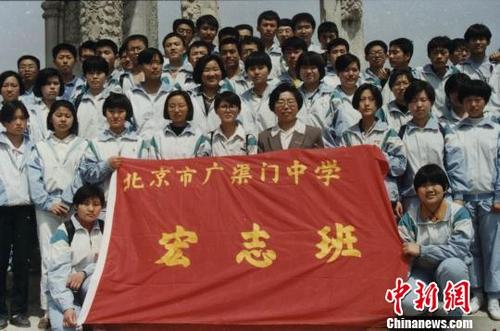 中国侨网高金英与学生们合影。　北京市广渠门中学供图　摄