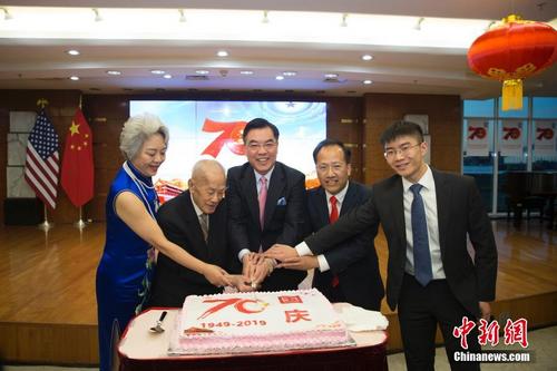 中国侨网图为中国驻纽约总领事黄屏(中)、美东华人社团联合总会主席梁冠军(右二)、前飞虎队成员陈锦棠(左二)等共同切蛋糕庆祝。中新社记者 廖攀 摄