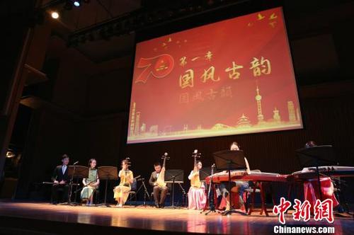 中国侨网民乐合奏。 吕少威 摄