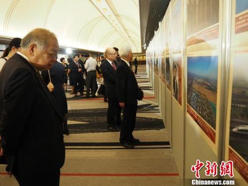 中国侨网来宾现场观看图片展。 东友 摄