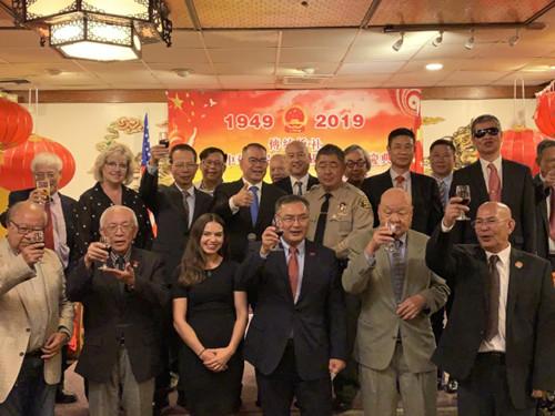中国侨网中国驻洛杉矶总领馆总领事张平（前排左四）与南加侨胞代表共同举杯，庆祝中华人民共和国成立70周年。（美国《世界日报》 记者 王子铭／摄）