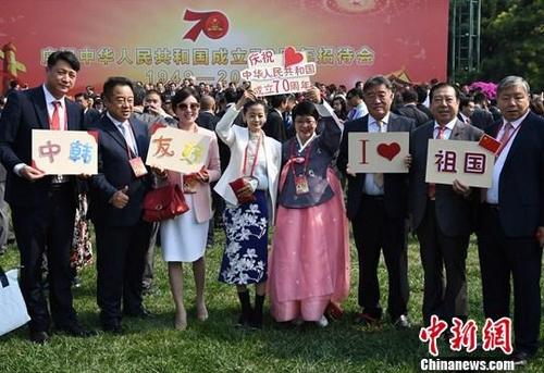 中国侨网9月29日,中央统战部、全国人大华侨委员会、外交部、国务院侨办、全国政协港澳台侨委员会、致公党中央和中国侨联在北京联合举行国庆招待会。图为海外侨胞在招待会前合影留念。中新社记者 崔楠 摄