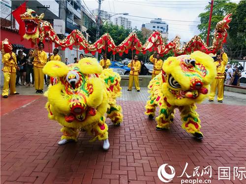 中国侨网庆祝活动现场的舞龙舞狮表演。 记者 朱东君摄