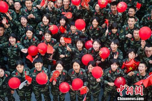 中国侨网武警官兵手拿气球、国旗,欢呼祝福祖国。 侯崇慧 摄