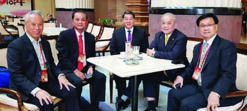 中国侨网沙中总商会会长刘顺泰(左一)在会场与多位受邀嘉宾交流,华总前任总会长方天兴(右一),马来西亚中华大会堂总会长吴添泉(右二),砂拉越民都鲁黄益隆(右三),马来西亚福建总商会总会长邱财加(左二)。