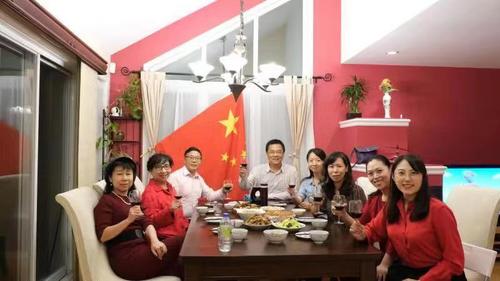 中国侨网北京时间2019年10月1日清晨，正是加拿大蒙特利尔9月30日傍晚，几家华人聚会，和全中国人民一起为新中国庆生。（加拿大共生国际传媒）
