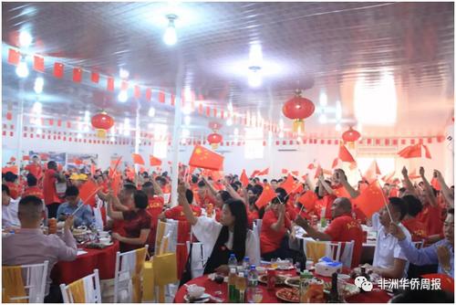 中国侨网一曲《我的中国心》引起了在场嘉宾的强烈共鸣,现场气氛被推向高潮。(非洲《华侨周报》/赵文元 摄)