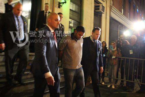 中国侨网凶手桑托斯被押出华埠五分局。(图片来源:美国《世界日报》 张晨/摄)