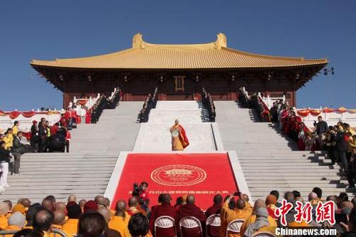 中国侨网图为加拿大佛教会会长、湛山精舍住持达义大和尚致辞欢迎各方善信。 余瑞冬 摄