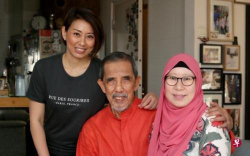 中国侨网Justina(洁丝汀娜，左一)与父亲Ibrahim Yasin及母亲王美玲。(新加坡《联合早报》/龙国雄 摄)