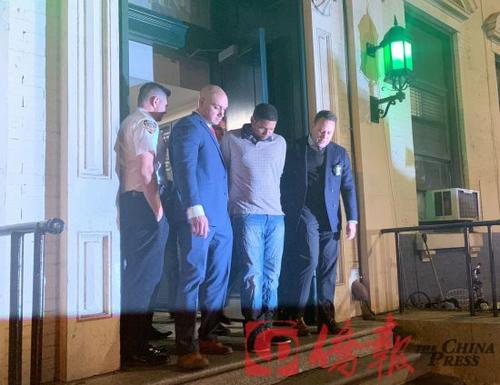 中国侨网图为桑托斯(右2)此前被警方押送出警局。 (纽约《侨报》 杨澄雨/摄)