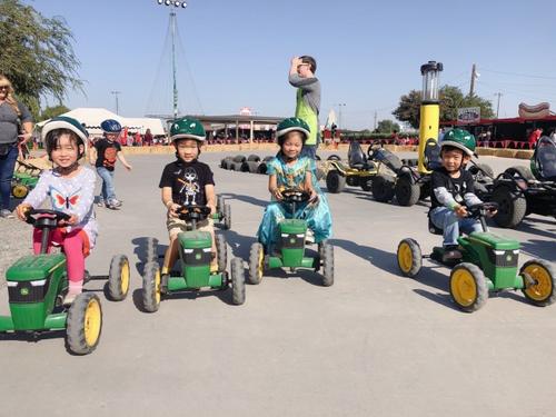 万圣节将至美国华人赴南瓜农场感受节日氛围