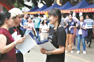 中国侨网去海外留学还是在国内读研，是目前很多大学生纠结的问题。 广州日报全媒体记者 高鹤涛摄