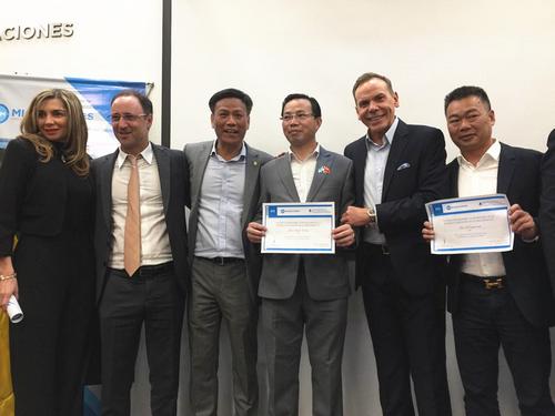 三位华人荣获阿根廷国家移民局颁发“最佳移民奖”