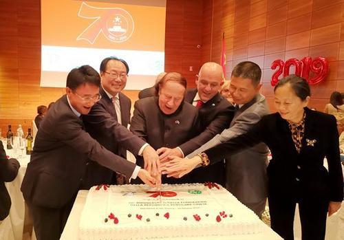 中国侨网图为圣马中友协主席泰伦齐、中国对外友协副会长宋敬武共同新中国70周年华诞。(欧联社 博源/摄)