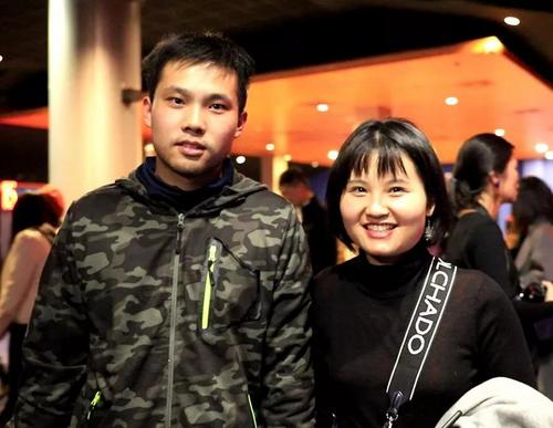中国侨网图为“西漂族”小美和男朋友接受《欧洲时报》采访。（《欧洲时报》/林碧燕 摄）