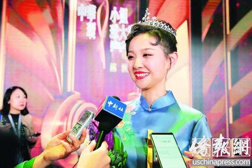 中国侨网“2019中华小姐环球大赛”亚军获得者、美国纽约大学的李梦潇接受媒体采访。  （侨报记者金竞时摄）