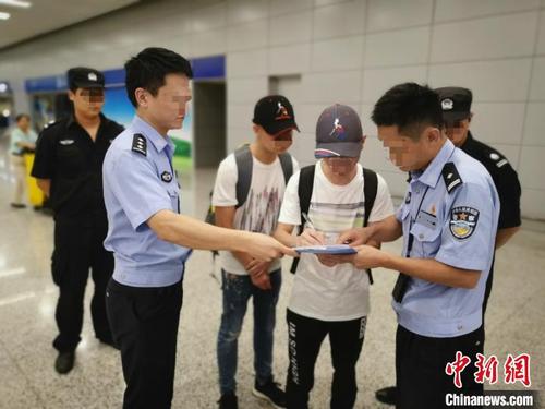 中国侨网两名嫌疑人“成功”回国 南太湖新区公安提供