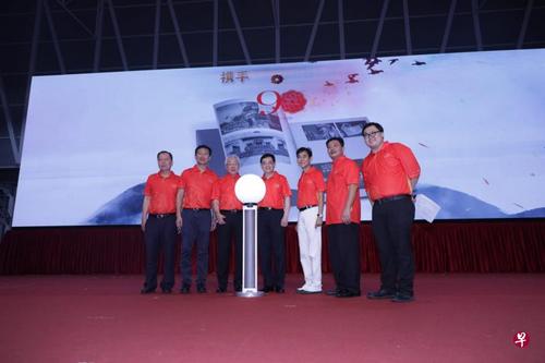 中国侨网王瑞杰(中)鼓励潮社把“潮人一家亲”推广为“新加坡人一家亲”。(新加坡《联合早报》/林国明 摄)