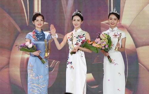 中国侨网2019年10月26日,亚军李梦潇、冠军陈佼怡、季军刘璇(从左至右)一起合影。(欧洲时报/卞正锋 摄)
