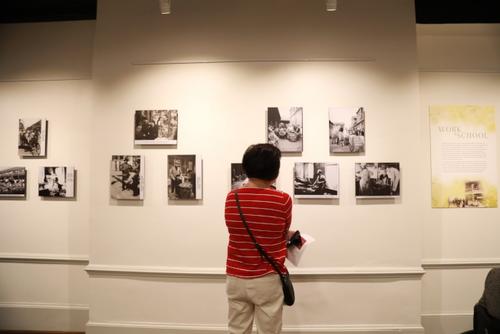 中国侨网华裔美国人博物馆推出《安全港湾：上海，二战犹太难民的意外故事》特展。(美国《世界日报》/罗晓媛 摄)