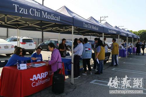 中国侨网医疗中心停车场架起多排咨询摊位。(美国《侨报》/高睿 摄)