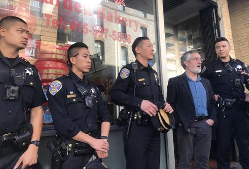 中国侨网旧金山市议员佩斯金（右二）、中央分局长易文耀（中）及华埠巡逻警员在嘉顿饼家前举行记者会。（美国《世界日报》／李秀兰 摄）