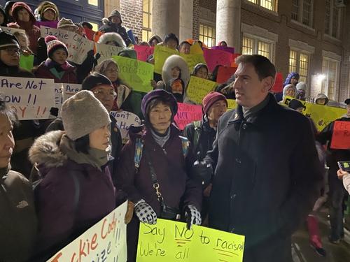 中国侨网纽约上百华裔家长在会议前举行抗议示威。(美国《世界日报》/黄伊奕 摄)