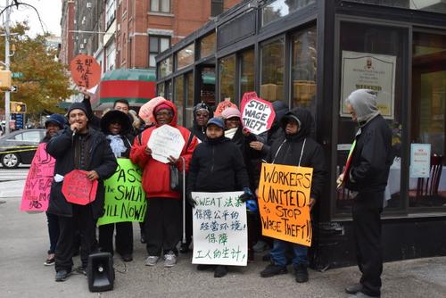 中国侨网多名劳工聚集在纽约曼哈顿上西区抗议，指遭业主非法积欠薪资。(美国《世界日报》/颜嘉莹 摄)