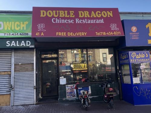 中国侨网在纽约布鲁克林弗莱布许中餐馆工作的华裔外卖送餐员，日前遭两名非洲裔匪徒暴力抢劫。(美国《世界日报》/颜洁恩 摄)