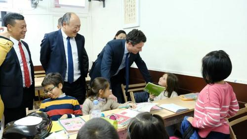 中国侨网本杰明·格里沃参观中文学校。（法国《欧洲时报》/靖树 摄）