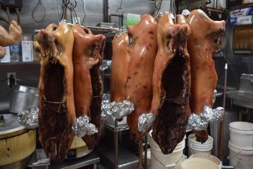 中国侨网图为腌制好的生猪正等着风干外层后再烧烤。 (美国《世界日报》颜洁恩／摄)