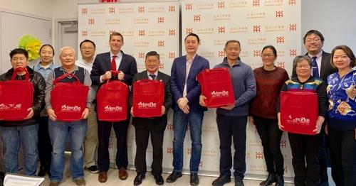 中国侨网图为亚平会22日举办感恩节午餐会,邀请民选官员与工作人员同欢。 (美国《世界日报》/牟兰 摄)