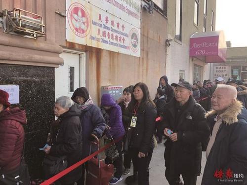 中国侨网图为大批侨胞排队领取烤鸡。(美国侨报网/高诗云 摄)