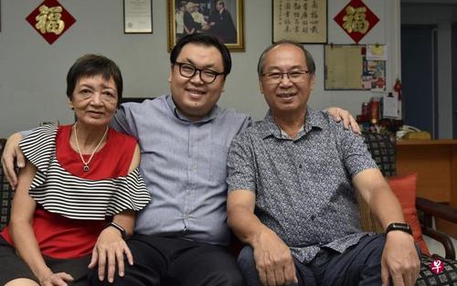 中国侨网苏章恺感念父母一直默默陪伴着他们三兄弟,却又任由他们自由发展。(新加坡《联合早报》/伍书永 摄)