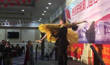 中国侨网图为南加州社团资深侨领、年逾八旬张素久挑战华尔兹高难度,博得满堂彩。(美国《世界日报》/启铬 摄)