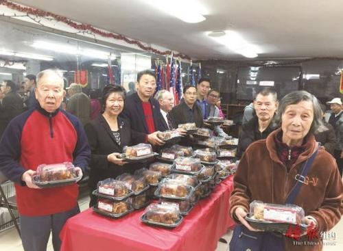中国侨网图为美国亚总会等机构25日向都斛同乡总会的老人家们派送感恩节烤鸡。（美国侨报网/崔国萁 摄）