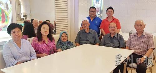中国侨网阿都卡迪（前右三）欲寻失联华裔亲人。（马来西亚《星洲日报》）