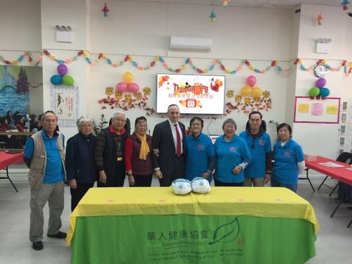 中国侨网图为华康会举行耆老包饺子比赛,庆祝感恩节。(美国《世界日报》/黄伊奕 摄)