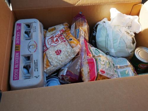 旧金山一服务中心发爱心火鸡餐华人排队领取