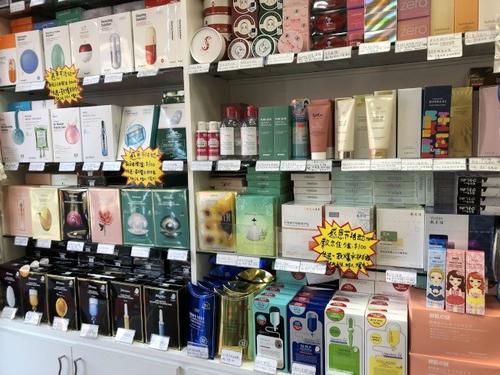中国侨网图为华人美妆店推出护肤品促销。（美国《世界日报》/颜洁恩 摄)